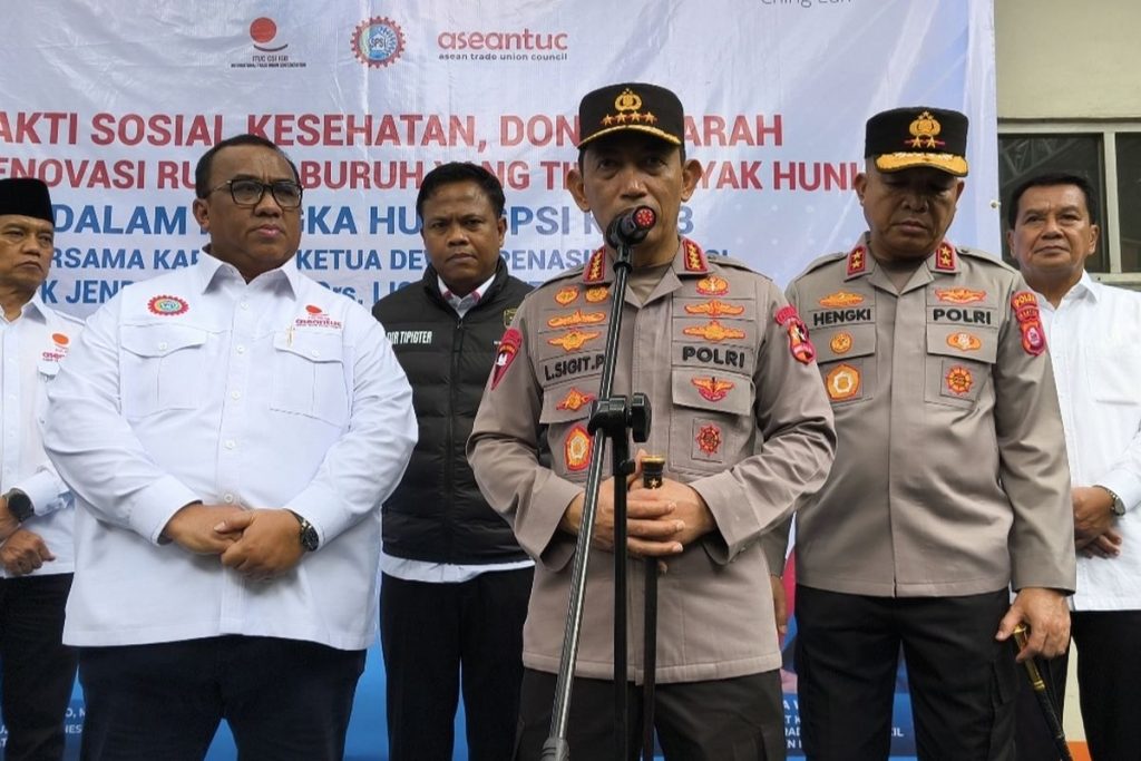 Kapolri Jenderal Listyo Sigit Prabowo memberikan sambutan pada perayaan HUT ke-53 KSPSI di PT Victor Chingluh Indonesia, Tangerang.
