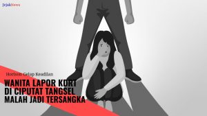 Visualisasi simbolis dewi keadilan yang matanya tertutup namun timbangannya miring, dengan latar belakang kantor polisi.