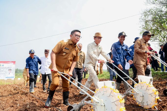 Gubernur Banten Andra Soni saat melakukan penanaman simbolis jagung hibrida bersama petani di lahan kosong Kecamatan Maja, Kabupaten Lebak.