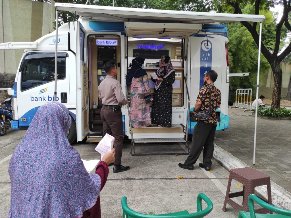 Petugas Bapenda Kota Tangerang melalui mobil Bang Baja Keliling sedang melayani warga yang melakukan konsultasi dan pembayaran pajak di area pemukiman.