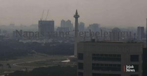Pemandangan gedung bertingkat di Jakarta yang tertutup kabut polusi abu-abu pada pagi hari.