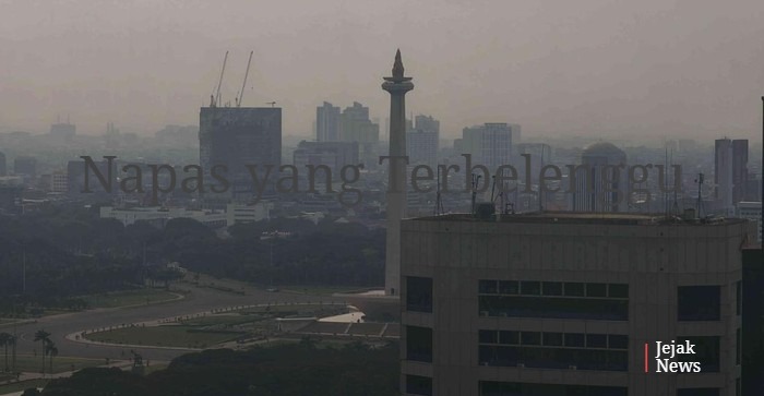 Pemandangan gedung bertingkat di Jakarta yang tertutup kabut polusi abu-abu pada pagi hari.