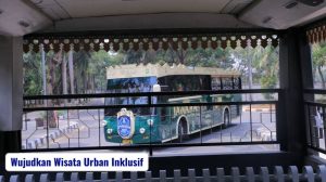 Penampakan luar Bus Jawara Kota Tangerang dengan desain dek terbuka di bagian belakang, memudahkan wisatawan melihat pemandangan kota.
