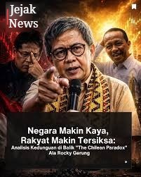 Rocky Gerung sedang berbicara di podium diskusi universitas, dengan latar belakang peta maritim Asia Tenggara.