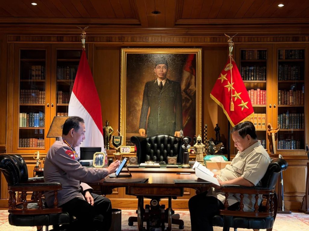 Presiden Prabowo Subianto dan Kapolri Jenderal Listyo Sigit Prabowo duduk berdialog dengan suasana hangat di teras kediaman Hambalang.
