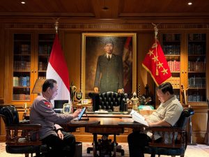 Presiden Prabowo Subianto dan Kapolri Jenderal Listyo Sigit Prabowo duduk berdialog dengan suasana hangat di teras kediaman Hambalang.