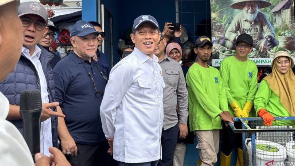 Potret Menteri Lingkungan Hidup Hanif Faisol Nurofiq saat menjelaskan skema baru penilaian Adipura yang berbasis data lapangan dan manajemen hulu.