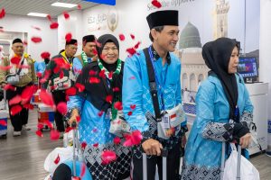 Jemaah haji Indonesia gelombang pertama tiba di Bandara Madinah disambut oleh petugas haji dengan layanan kursi roda bagi lansia.