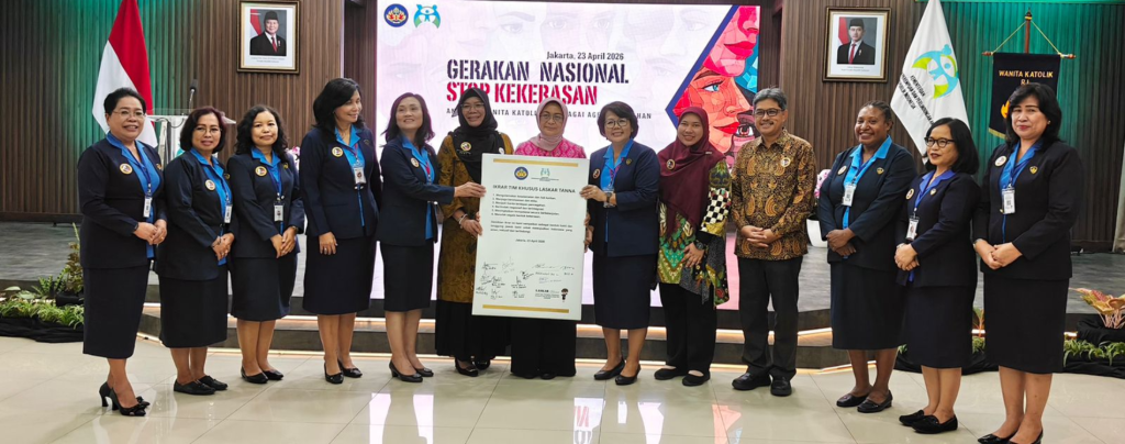 Peserta ToT Laskar Tanna berfoto bersama jajaran Deputi Kemen PPPA setelah menandatangani ikrar perlindungan perempuan dan anak.