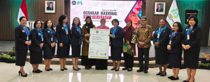 Peserta ToT Laskar Tanna berfoto bersama jajaran Deputi Kemen PPPA setelah menandatangani ikrar perlindungan perempuan dan anak.