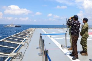 Menhan Sjafrie Sjamsoeddin menggunakan teropong memantau peluncuran rudal dari atas geladak KRI di perairan Karimunjawa.
