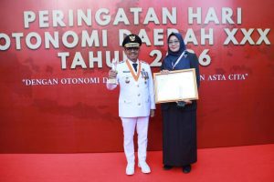 Penyerahan penghargaan kinerja tinggi kepada Pemerintah Kota Tangerang pada Hari Otonomi Daerah XXX.