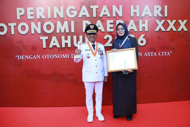 Penyerahan penghargaan kinerja tinggi kepada Pemerintah Kota Tangerang pada Hari Otonomi Daerah XXX.