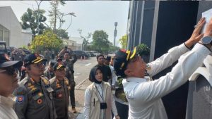 Penutupan resmi tempat usaha White Rabbit di PIK oleh Satpol PP DKI Jakarta karena pelanggaran berat.
