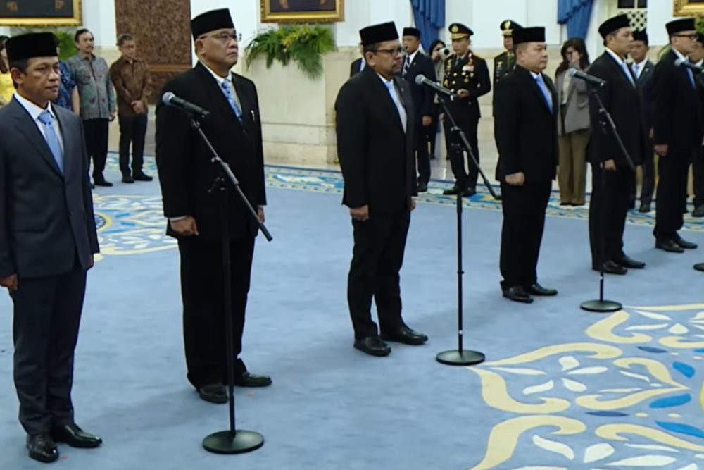 residen Prabowo Subianto saat melantik enam pejabat baru di Istana Negara guna memperkuat efektivitas Kabinet Merah Putih.