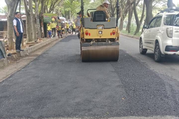 Foto petugas PUPR memperbaiki jalan rusak di Sangego-Bayur Tangerang.