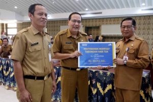 Foto penyerahan SK Pensiun kepada ASN di Ruang Akhlakul Karimah Pusat Pemerintahan Kota Tangerang.