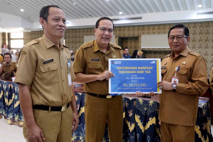 Foto penyerahan SK Pensiun kepada ASN di Ruang Akhlakul Karimah Pusat Pemerintahan Kota Tangerang.