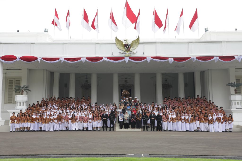 Pelajar SMA Negeri 2 Jakarta saat mendengarkan penjelasan mengenai sejarah lukisan di dalam Istana Negara dalam kegiatan kunjungan edukasi kepresidenan.