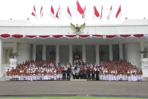 Pelajar SMA Negeri 2 Jakarta saat mendengarkan penjelasan mengenai sejarah lukisan di dalam Istana Negara dalam kegiatan kunjungan edukasi kepresidenan.