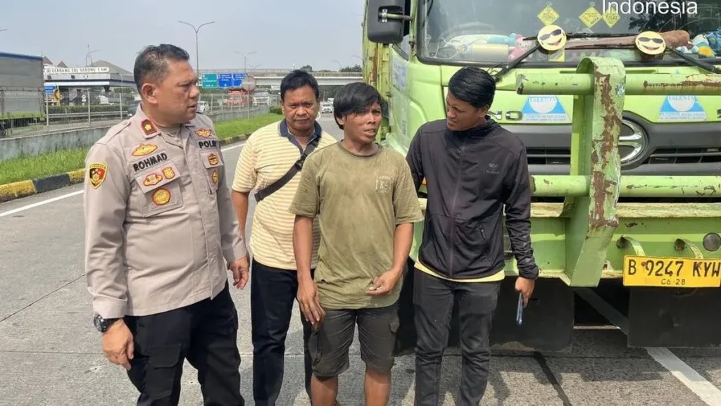 Petugas kepolisian dari Polsek Ciracas menunjukkan dua tersangka sopir angkot dan barang bukti kendaraan yang rusak akibat aksi anarkis di Jakarta Timur.