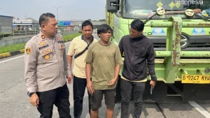 Petugas kepolisian dari Polsek Ciracas menunjukkan dua tersangka sopir angkot dan barang bukti kendaraan yang rusak akibat aksi anarkis di Jakarta Timur.
