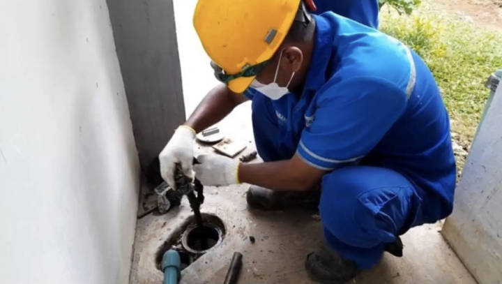 Petugas Perumda Tirta Benteng melakukan penggantian meter air pelanggan sebagai bentuk peremajaan infrastruktur.