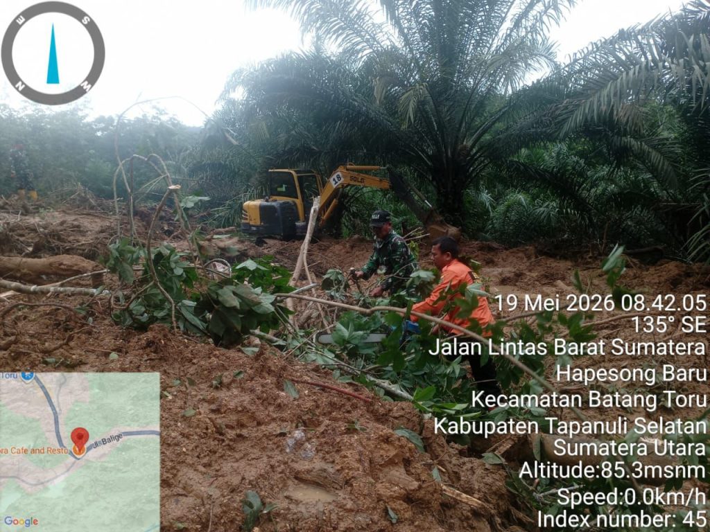 Foto dokumentasi petugas BPBD menggunakan perahu karet menerobos banjir untuk mendata pemukiman warga yang terendam air.