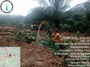 Foto dokumentasi petugas BPBD menggunakan perahu karet menerobos banjir untuk mendata pemukiman warga yang terendam air.