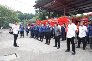 Petugas BPBD Kota Tangerang saat melakukan pemantauan kesiapsiagaan armada bencana dan kondisi visual cuaca di wilayah perkotaan