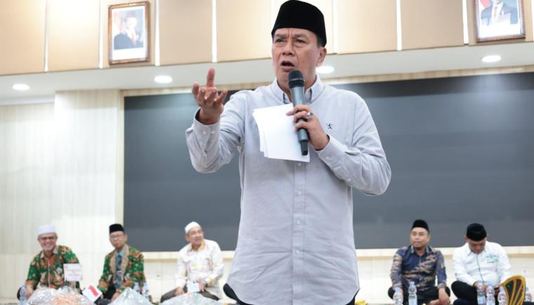 Bupati Tangerang Moch. Maesyal Rasyid saat memberikan sambutan hangat di tengah ratusan guru madrasah dalam tasyakuran Milad ke-14 FKDT di GSG Puspemkab Tangerang.