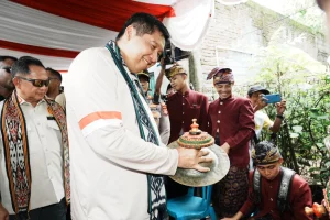 Foto Menteri PKP Maruarar Sirait dan Mendagri Tito Karnavian bersama para gubernur saat memukul gong meresmikan peluncuran program perumahan rakyat