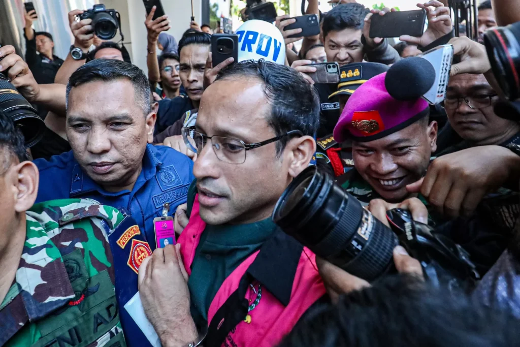 Mantan Mendikbudristek Nadiem Makarim saat mendengarkan pembacaan dokumen tuntutan pidana oleh Jaksa Penuntut Umum di Pengadilan Tipikor Jakarta.