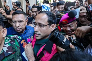 Mantan Mendikbudristek Nadiem Makarim saat mendengarkan pembacaan dokumen tuntutan pidana oleh Jaksa Penuntut Umum di Pengadilan Tipikor Jakarta.