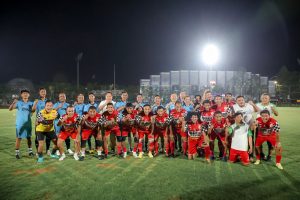 Gubernur Banten Andra Soni bersama Bupati Tangerang Maesyal Rasyid saat berangkulan usai melakoni laga persahabatan sepak bola di Stadion Indomilk Arena.