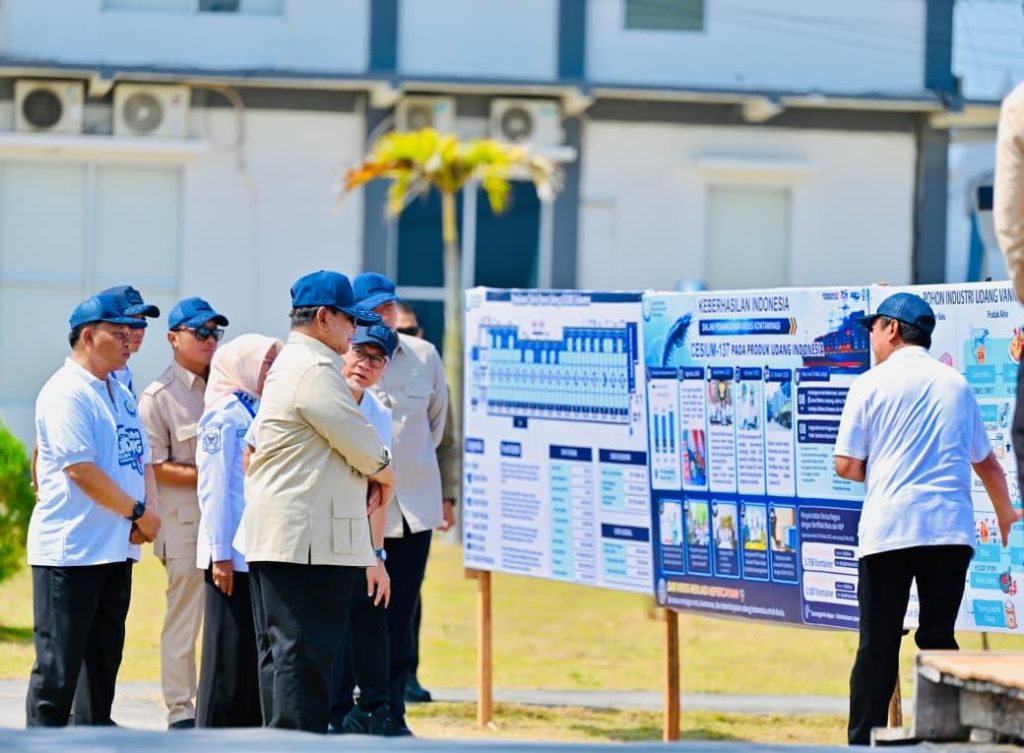 Etos Kemandirian: Presiden Prabowo Subianto menegaskan pentingnya hilirisasi dan pengelolaan mandiri sumber daya alam di tengah ketidakpastian geopolitik dunia saat menghadiri panen raya di Kebumen.
