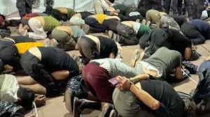 Foto tangkapan layar video Itamar Ben-Gvir memperlihatkan puluhan aktivis kemanusiaan dengan tangan terikat berlutut di lantai di bawah penjagaan ketat