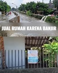 Deretan rumah di kompleks Taman Mangu Indah yang memasang spanduk "Dijual" akibat seringnya terdampak banjir luapan Kali Ciputat.