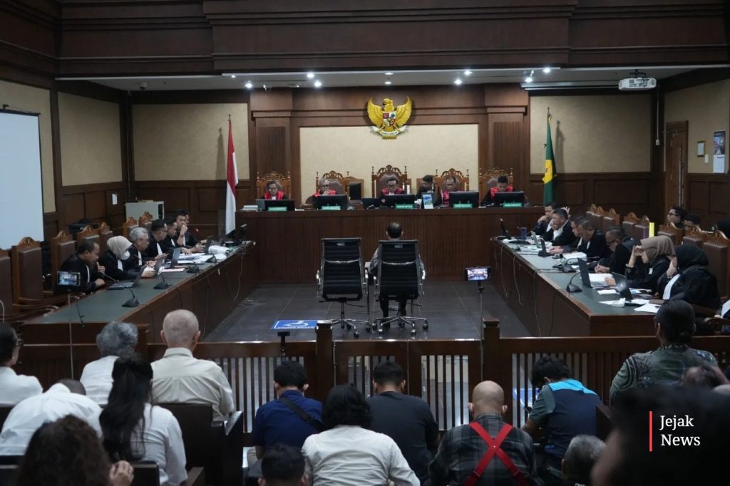 Ekspresi eks Mendikbudristek Nadiem Makarim saat membacakan bukti pesan singkat di hadapan Majelis Hakim, Senin (11/5/2026).