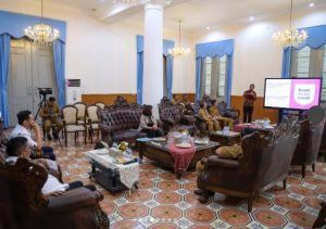 Gubernur Banten Andra Soni bersama Kepala Dindikbud Jamaluddin sedang berdiskusi hangat dengan perwakilan Cambridge Indonesia di Gedung Negara Banten.