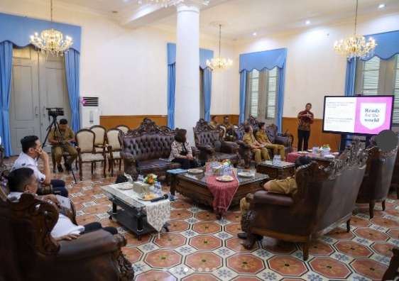 Gubernur Banten Andra Soni bersama Kepala Dindikbud Jamaluddin sedang berdiskusi hangat dengan perwakilan Cambridge Indonesia di Gedung Negara Banten.