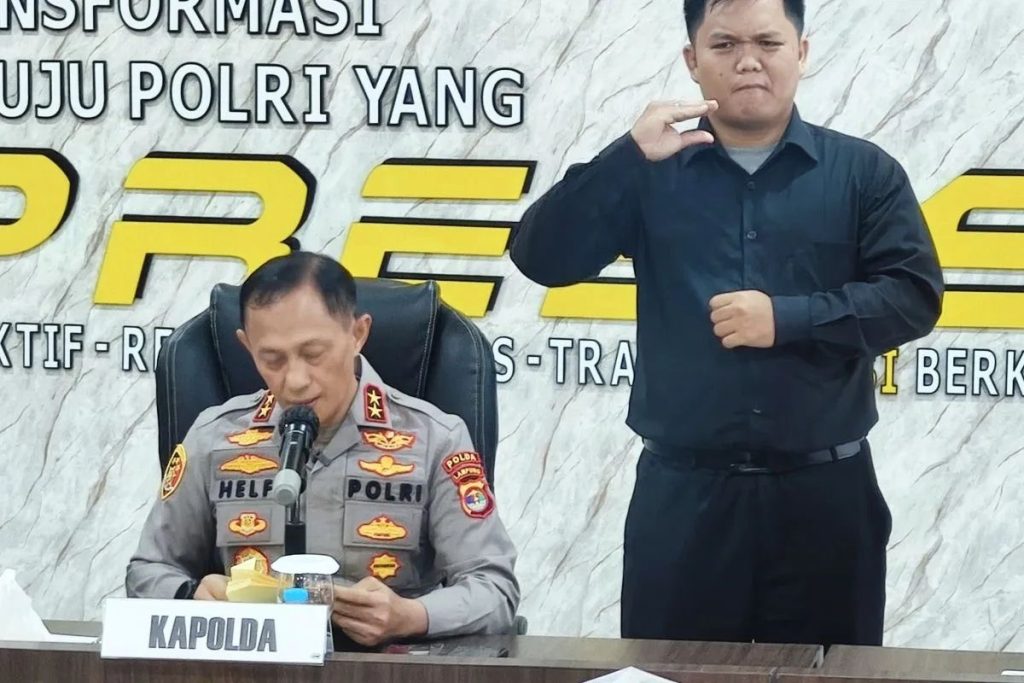 Garis polisi dan barang bukti senjata api rakitan yang digunakan pelaku begal untuk menembak anggota Polri di Lampung.