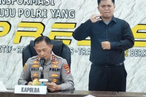 Garis polisi dan barang bukti senjata api rakitan yang digunakan pelaku begal untuk menembak anggota Polri di Lampung.