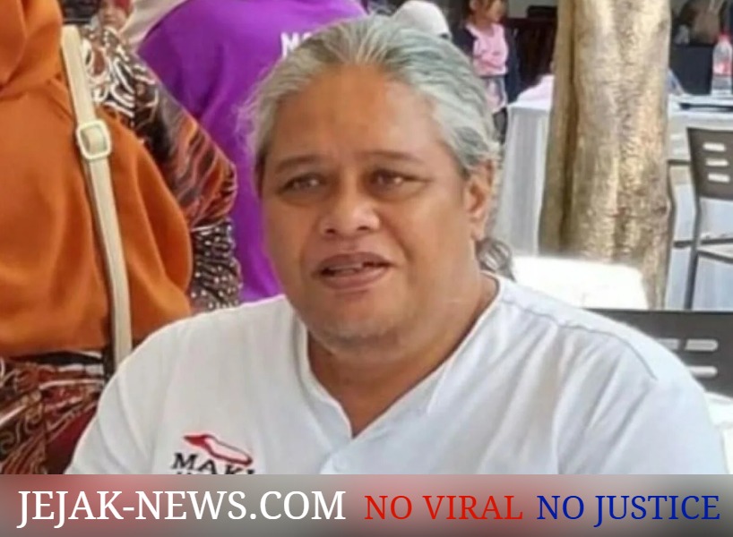Foto dari udara menggunakan drone yang memperlihatkan garis pantai Desa Kepanjen yang kini gundul dan meranggas, menyisakan tunggul-tunggul pohon akasia dan mangrove pasca-aksi penebangan liar, kontras dengan latar belakang gulungan ombak laut selatan Jember.
