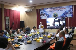 Kepala Pelaksana BPBD Kota Tangerang Mahdiar bersama perwakilan BNPB memberikan arahan teknis dalam kegiatan peningkatan kapasitas Tim Reaksi Cepat (TRC) Penanganan Bencana Kota Tangerang, Rabu (20/5/2026)