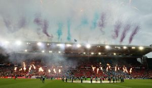 Foto para pemain Aston Villa mengangkat trofi juara Liga Europa di atas podium dengan konfeti yang meriah di Tupras Stadium.