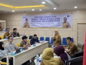 Petugas Bapenda Kota Tangerang sedang memberikan edukasi dan memandu warga memanfaatkan aplikasi pembayaran pajak non-tunai berbasis QRIS dan e-wallet di loket pelayanan publik terpadu Kota Tangerang.