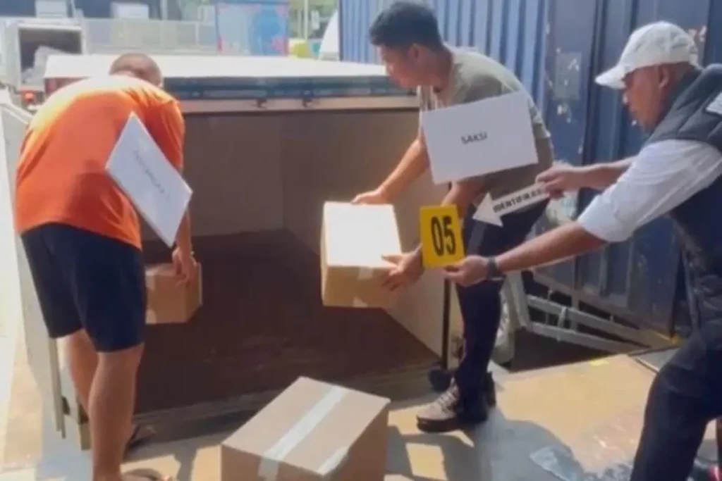 Jajaran kepolisian Polresta Bandara Soekarno-Hatta saat rilis kasus pencurian kargo oleh oknum internal di area logistik bandara udara internasional.
