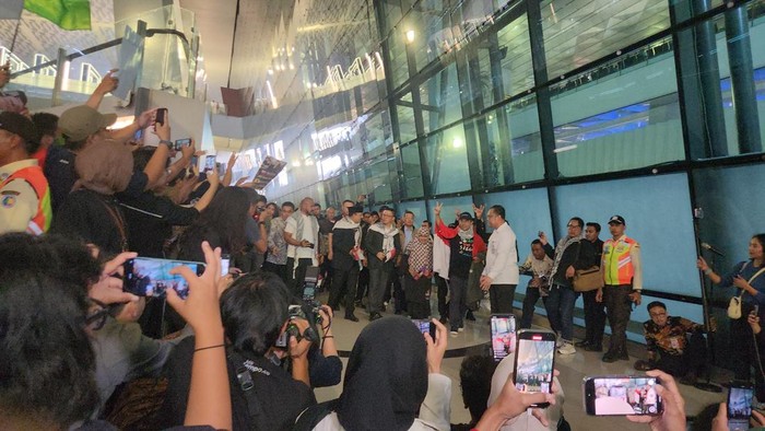 Menlu Sugiono didampingi perwakilan Komisi I DPR RI saat menyambut langsung pelukan air mata dan kepulangan sembilan relawan kemanusiaan Indonesia di Terminal 3 Bandara Soekarno-Hatta.