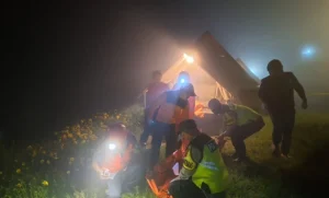 Garis polisi terpasang di depan area tenda fasilitas glamping premium objek wisata Posong, Temanggung, yang menjadi lokasi penemuan empat jenazah satu keluarga.